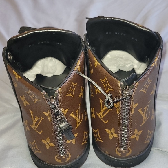 Loius Vuttion Sneakers - Picture 6 of 11